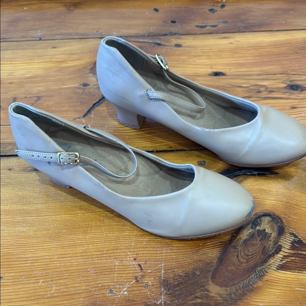 Vintage Capezio dance tan heels size 9.5 fits like 8.5